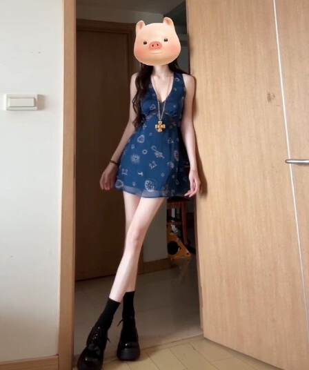 레트로 프린트 V넥 조끼 여성 드레스 2025 여름 새로운 품격 허리 수축 슬림해 보이는 휴가 바람 한 마디 미니 스커트