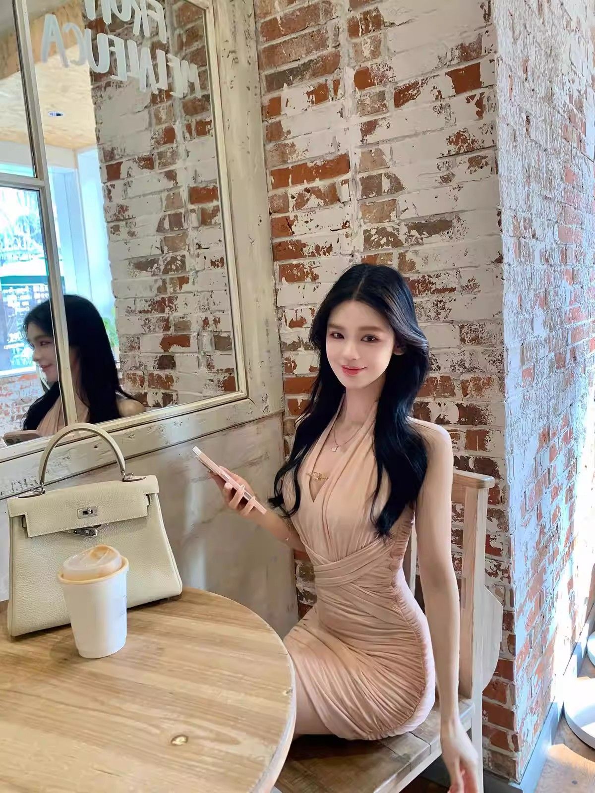 행침 목 주름 타이트 스커트 여성 드레스 생일 로브 몸매 가꾸기 슬림해 보이는 핑크색 쇼트 스타일 V넥 예복 순수한 욕망 핫걸