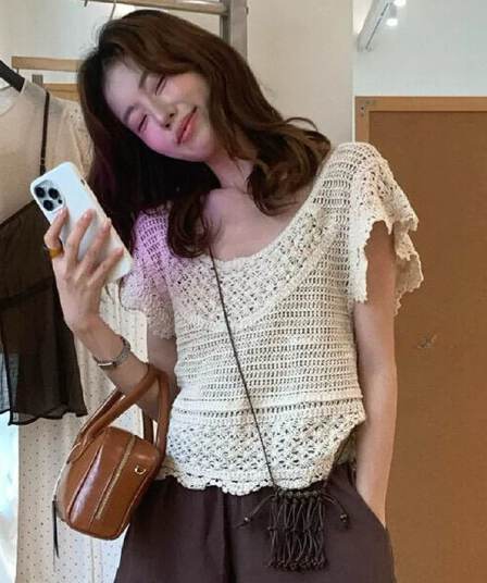 프랑스식 살구 색상 홀로우 아웃 V넥 니트 Feifei 소매 티셔츠 여성 2026 여름 새로운 자이언트 잘 생긴 ~ 중 반팔 작은 맨위