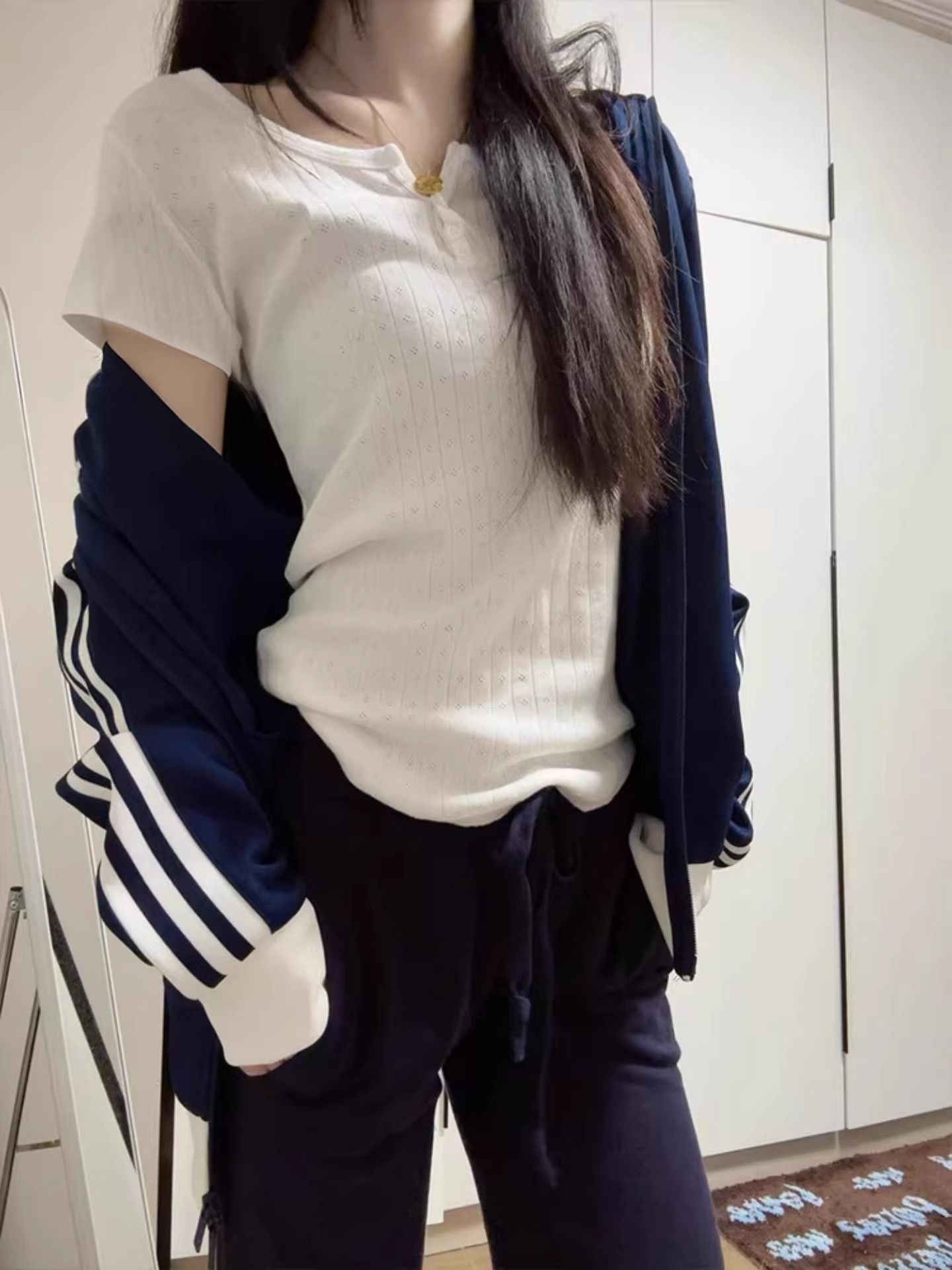 bm 바람 세 단추 긍정적 인 어깨 반팔 티셔츠 여성 2026 여름 새로운 몸매 가꾸기 인사이드 가져 가라. 기본 셔츠 chic 맨위
