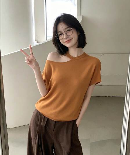 얼음 차가운 실크 행침 목 오프숄더 반팔 니트 스웨터 새로운 품격 몸매 가꾸기 슬림해 보이는 비스듬한 어깨 티셔츠 맨위