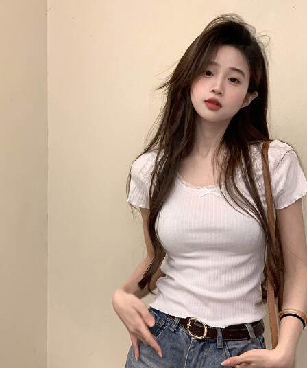 반팔 티셔츠 여성 여름 2026 우아함 레이스 몸매 가꾸기 긍정적 인 어깨 단색 쇼트 스타일 라운드 넥 맨위 한국 스타일 여성 의류