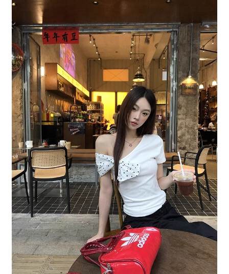 210 그램 순면 리브 반팔 티셔츠 여름 2026 새로운 트렌디 도트 무늬 오프숄더 몸매 가꾸기 쇼트 스타일 비스듬한 칼라 여성 의류
