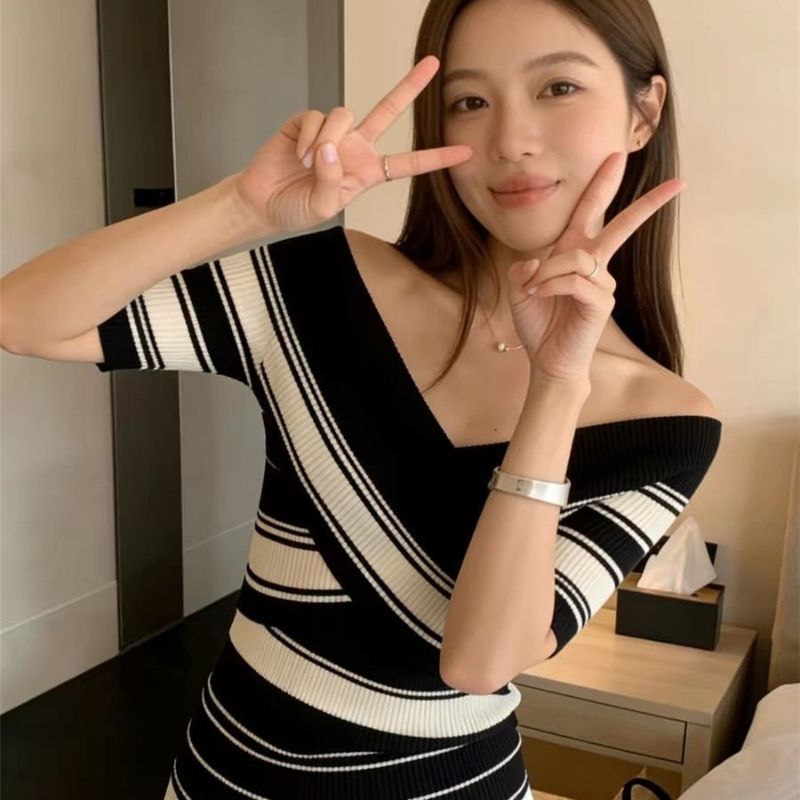 여름 한 부서 십자가 배색 한 단어 스트라이프 오프숄더 새로운 디자인 니트 스웨터 쇼트 스타일 반팔 몸매 가꾸기 맨위