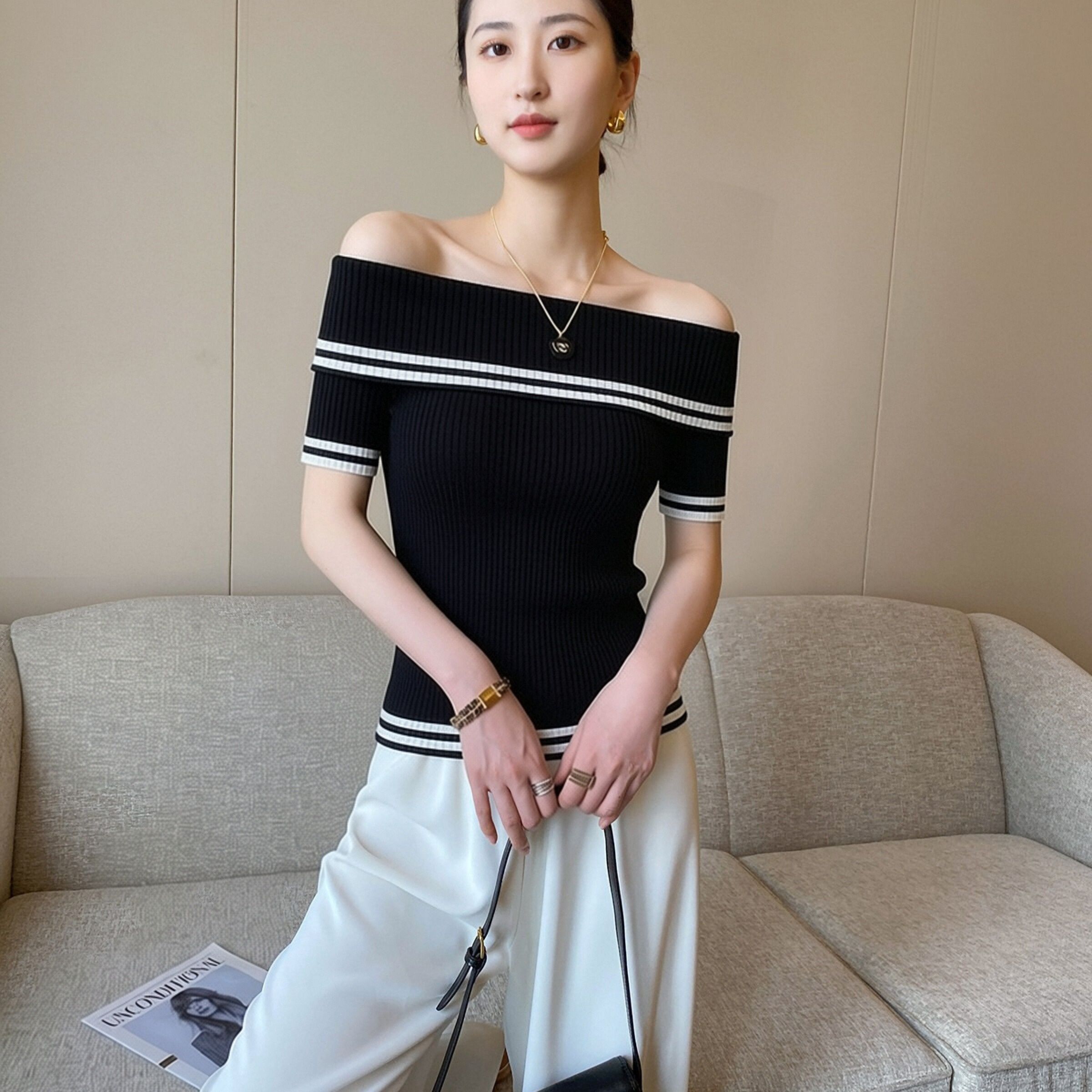 아름다운 miu 부서 스트라이프 보트넥 반팔 니트 스웨터 여성 2026 여름 새로운 오프숄더 디자인 섹션 맨위 서비스