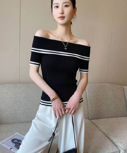 아름다운 miu 부서 스트라이프 보트넥 반팔 니트 스웨터 여성 2026 여름 새로운 오프숄더 디자인 섹션 맨위 서비스