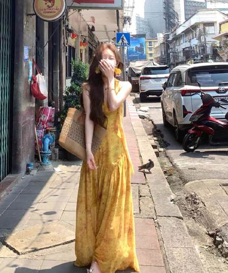 프랑스식 해변가 휴가 바람 분위기 센스 황색 색 후광 염색 꽃무늬 리본 V넥 여성 드레스 슬립 사진 찍기 롱 스커트