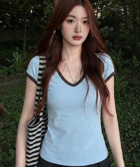 반팔 티셔츠 여성 의류 여름 새로운 몸매 가꾸기 디자인 센스 미니멀리즘 단색 한 부서 배색 V넥 맨위