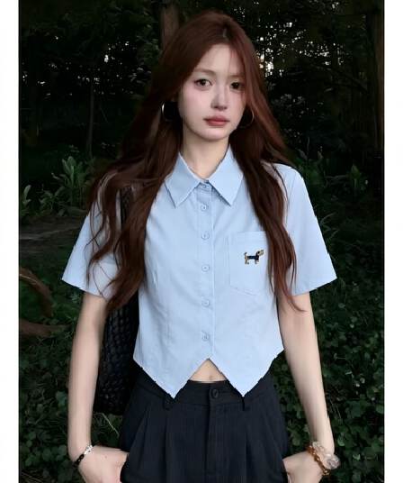 파란색 강아지 자수 쇼트 스타일 여성 셔츠 여름 학원 스타일 허리 수축 불규칙 밑단 슬림해 보이는 반팔 셔츠