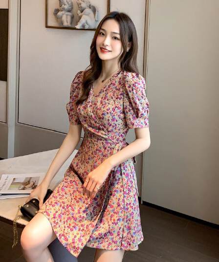 2026 여름 새로운 슈퍼 요정 센 부서 허리 수축 슬림해 보이는 V넥 꽃무늬 하나 슬라이스 큰 진자 반팔 여성 드레스 ins