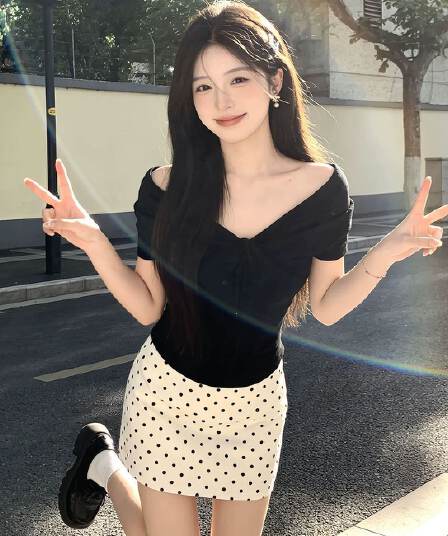 작은 대중 슈퍼 요정 검정색 오프숄더 맨위 여성 2026 여름 새로운 로얄 자매 바람 몸매 가꾸기 슬림해 보이는 반 스커트 패션 세트