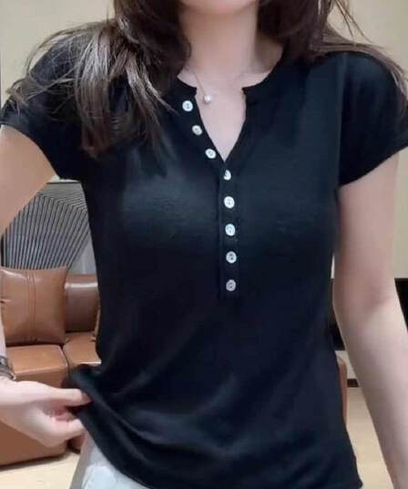 한 부서 미니멀리즘 품격 V넥 단추 반팔 티셔츠 여성 2026 여름 새로운 슬림해 보이는 고유 한 아름다운 맨위