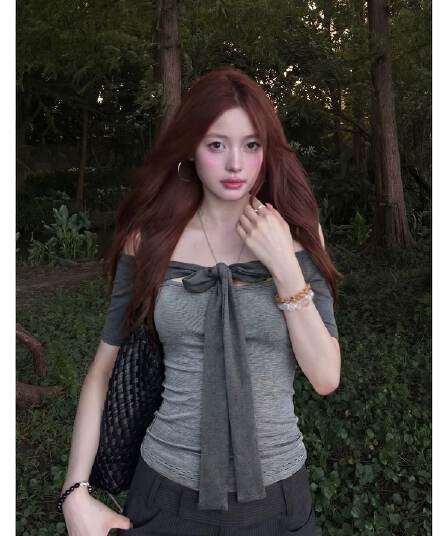 사람들 면 면 컬러 짜임 기사 회색 오프숄더 중간 소매 티셔츠 여성 여름 스트랩 몸매 가꾸기 디자인 센스 오프숄더 맨위