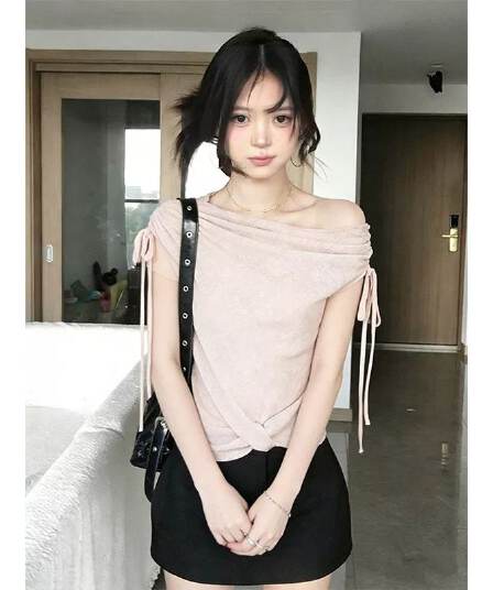 원본 원단 것 달콤함 핑크색 비스듬한 어깨 반팔 티셔츠 여성 여름 펌프 Pleat 레이스업 슬림해 보이는 오프숄더 맨위