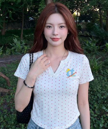 반팔 티셔츠 여성 의류 여름 새로운 디자인 센스 쇼트 스타일 슬림해 보이는 도트 무늬 재미있는 프린트 V넥 맨위