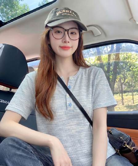후아 남편 그리드 반팔 티셔츠 여성 의류 여름 새로운 한 부서 디자인 센스 긍정적 인 어깨 루즈핏 반 개방 칼라 맨위