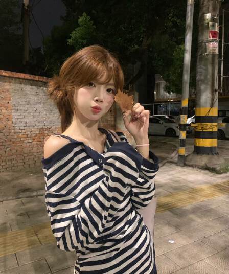 한 부서 스트라이프 페이크 레이어드 오프숄더 긴팔 티셔츠 여성 조기 가을 새로운 루즈핏 느긋한 달콤한 핫걸 맨위