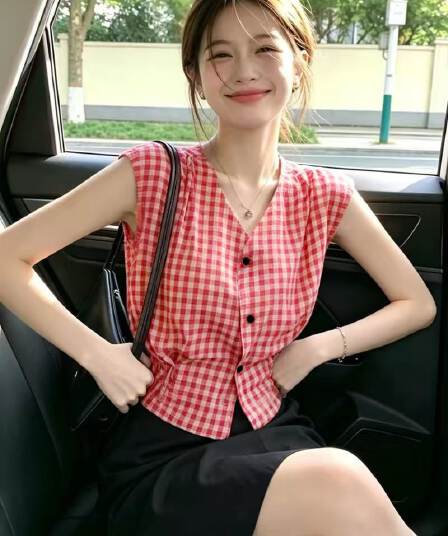 프랑스식 레트로 빨간색 체크무늬 조끼 작은 셔츠 여성 2026 새로운 여성 여름 항구 바람 V넥 허리 수축 민소매 짧은 맨위