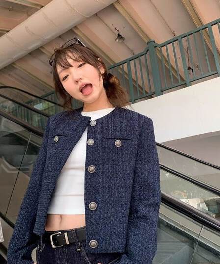 두꺼운 모방 원단 네리 벨트 어깨 패드 하나 블루 색상 레트로 고급 루즈핏 긴팔 쇼트 스타일 작은 샤넬 스타일 여성 코트