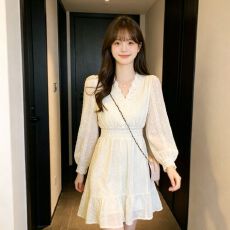 批发2026新款法式V领<b class='q'>连衣裙</b>秋季女装小个子高级感欧货蕾丝甜美短裙子