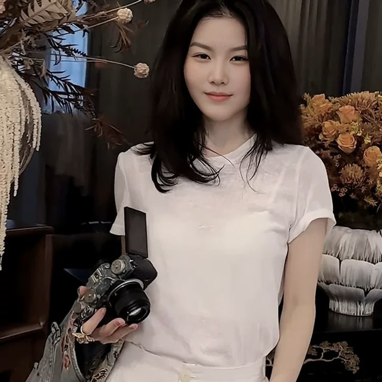 빅 사이즈 뒤로 레이스 조각 기타 버클 슬림해 보이는 반팔 티셔츠 여성 봄 여름 새로운 디자인 센스 라운드 넥 긍정적 인 어깨 의류