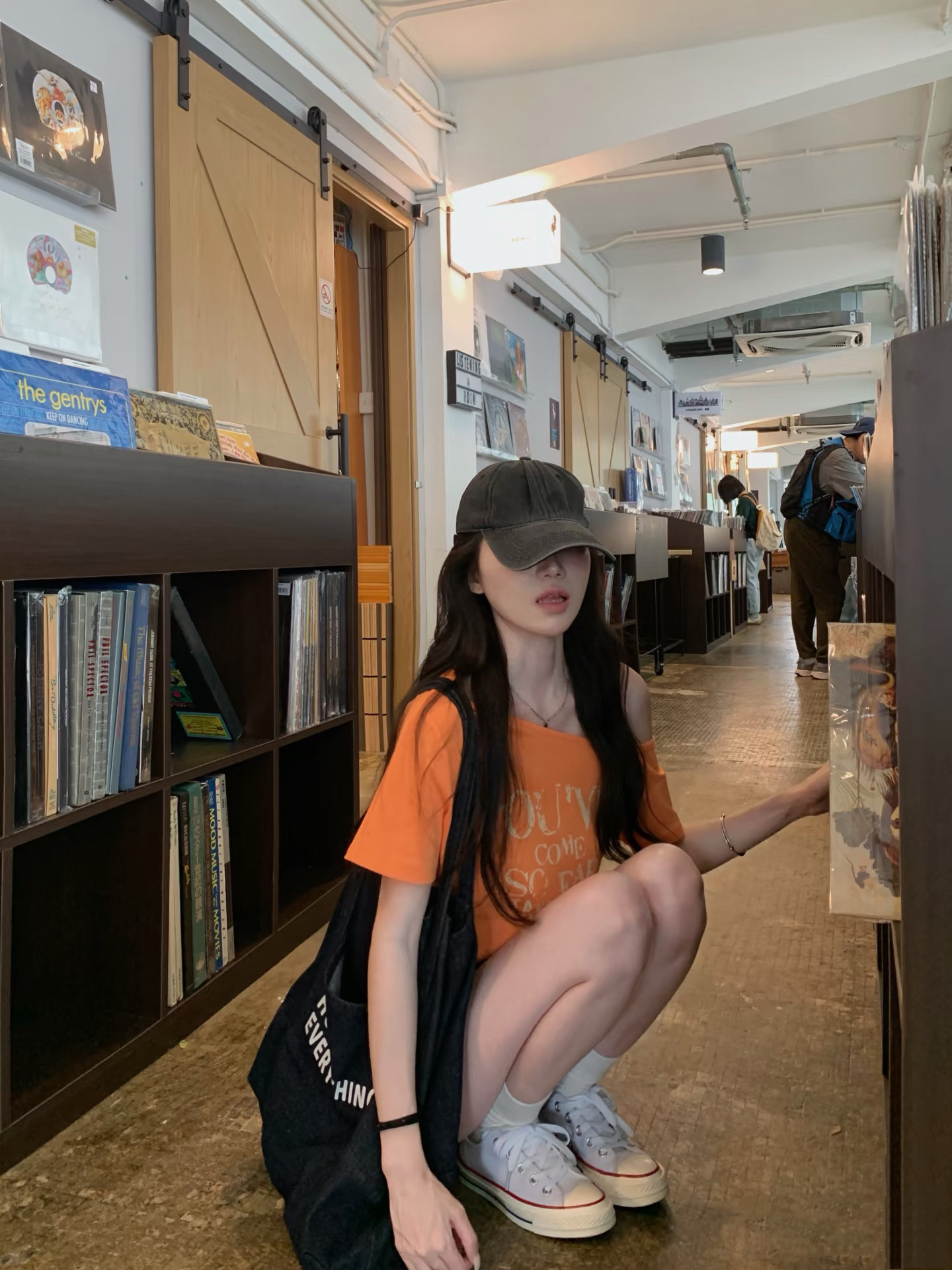 아메리칸 비스듬한 어깨 반팔 티셔츠 여성 여름 2026 여름 새로운 레트로 알파벳 프린트 몸매 가꾸기 오프숄더 작은 맨위 트렌디