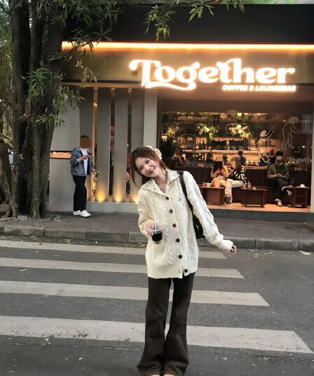겨울 일본식 레트로 느긋한 느슨함 센스 우유 fufu 맨위 패션 디자인 센스 화이트 두꺼운 니트 카디건 코트
