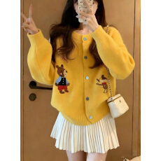 批发黄色卡通开衫毛衣<b class='q'>女</b>早秋2025新款宽松设计感针织衫百褶裙两件套