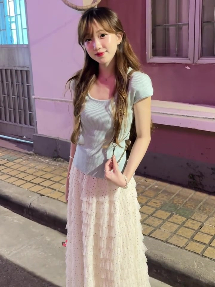 프랑스식 망사 패치워크 케이크 반신 치마 세트 여성 2026 봄 여름 디자인 센스 u 칼라 맨위 연령 감소 투피스 세트