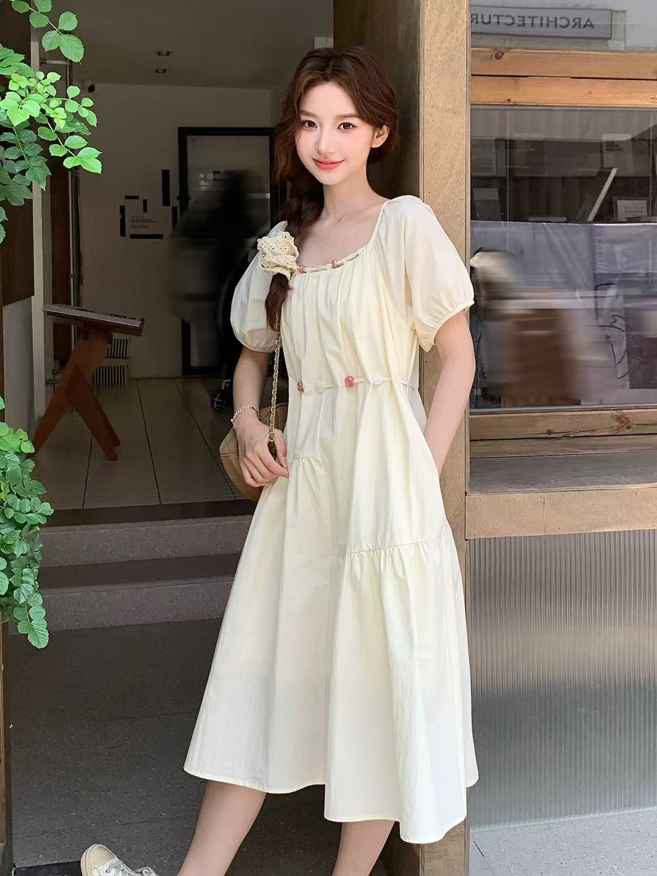 프랑스식 광장 칼라 여성 드레스 여름 2026 새로운 루즈핏 슬림해 보이는 작은 대중 디자인 고급 센스 다용도 중간 길이 치마