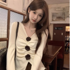 批发法式v领褶皱<b class='q'>花朵</b>打底衫女秋冬超好看内搭高级感毛衣长上衣