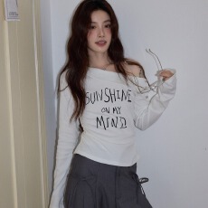 批发甜辣性感露肩斜领字母印花设计感长袖T恤女<b class='q'>春</b>秋季褶皱收腰上衣