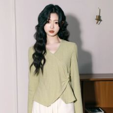 批发绿色不规则长袖T恤女春秋2026春新款设计感交叉V领打底修身上衣女