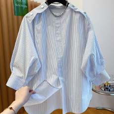 批发浅蓝色条纹<b class='q'>衬衫</b>女装2026新款早春宽松<b class='q'>百搭</b>圆领套头中袖七分袖上衣