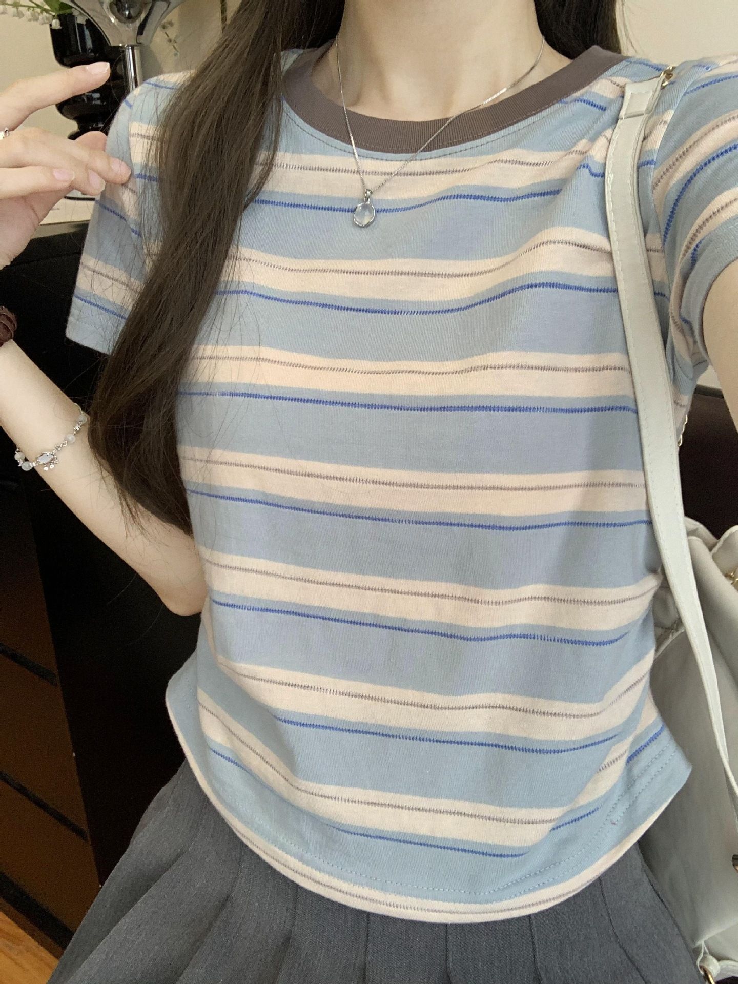 스트라이프 배색 긍정적 인 어깨 주름 반팔 티셔츠 여성 여름 몸매 가꾸기 디자인 센스