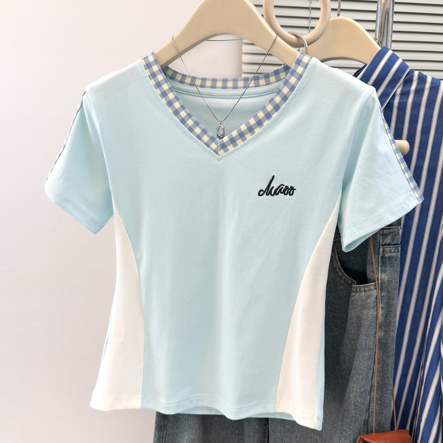 핫걸 배색 패치워크 V넥 반팔 티셔츠 여성 여름 몸매 가꾸기 한국 스타일 인사이드 가져 가라. 기본 셔츠 반소매 맨위 트렌디