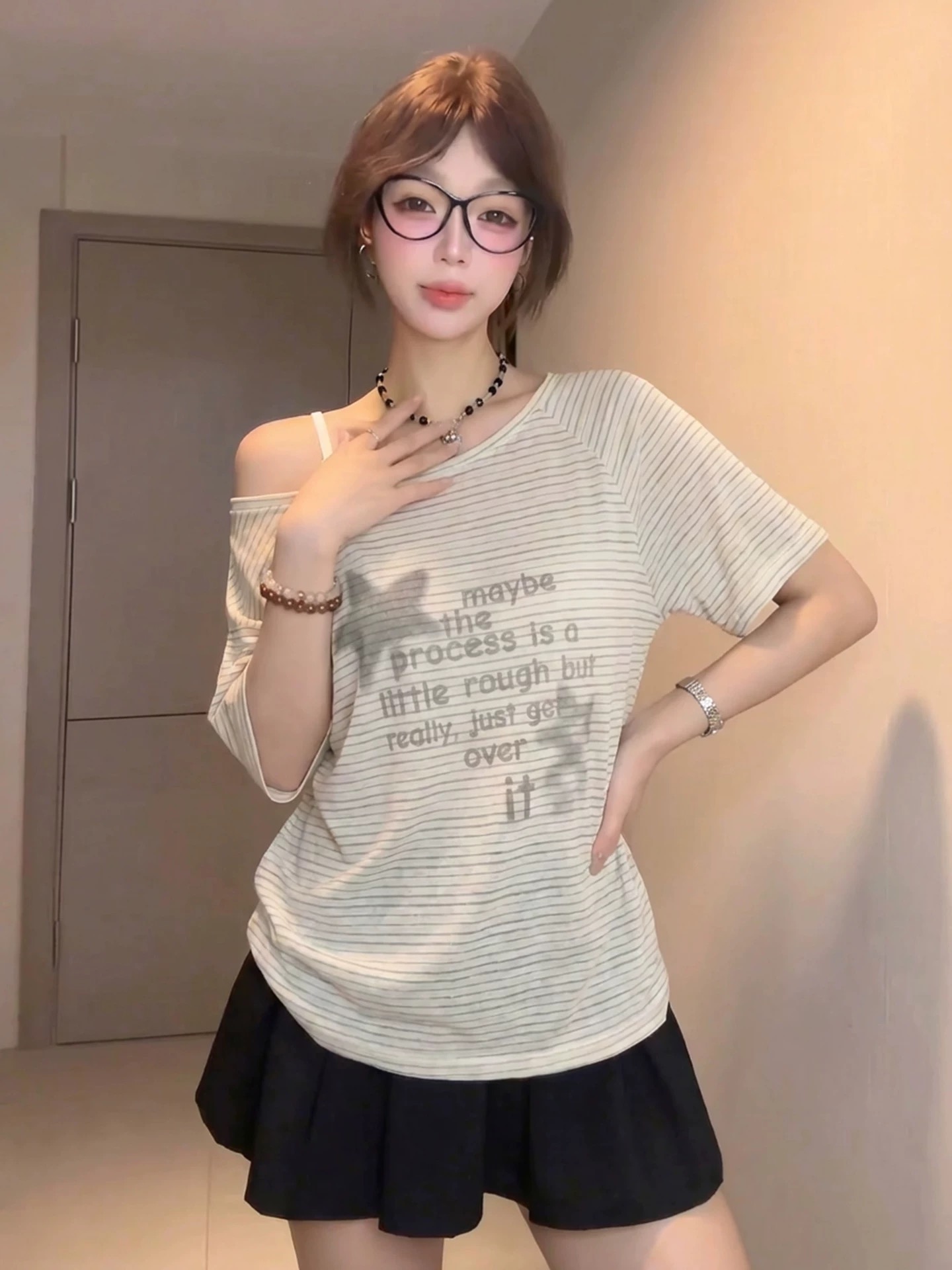 한 부서 스트라이프 비스듬한 어깨 오프숄더 반팔 티셔츠 여성 여름 디자인 센스 작은 대중 슬림해 보이는 핫걸 순수한 욕망 바람 맨위
