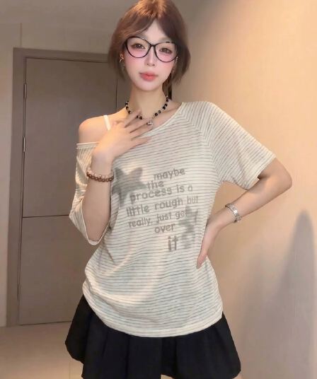 한 부서 스트라이프 비스듬한 어깨 오프숄더 반팔 티셔츠 여성 여름 디자인 센스 작은 대중 슬림해 보이는 핫걸 순수한 욕망 바람 맨위