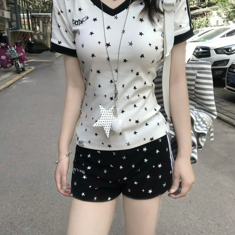 빛 아시아 인 바람 별 전체 인쇄 긍정적 인 어깨 V넥 반팔 티셔츠 여성 여름 몸매 가꾸기 슬림해 보이는 핫걸 배색 반바지 투피스 세트