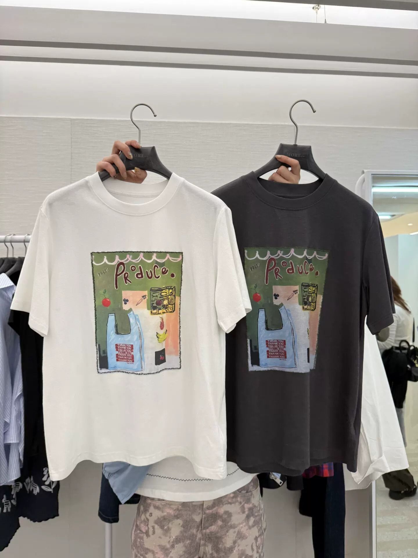 한국 동대문 한 부서 미니멀리즘 프린트 루즈핏 슬림해 보이는 라운드 넥 반팔 티셔츠