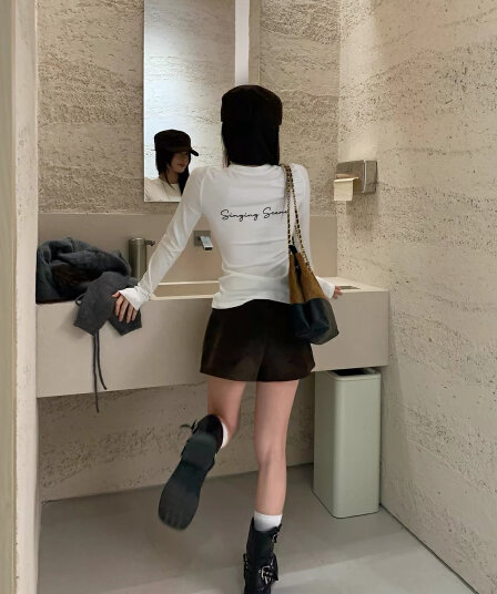 화이트 라운드 넥 이른 가을 외출용 긴팔 티셔츠 여성 몸매 가꾸기 허리 수축 순수한 욕망 인사이드 가져 가라. 기본 셔츠 핫걸 맨위