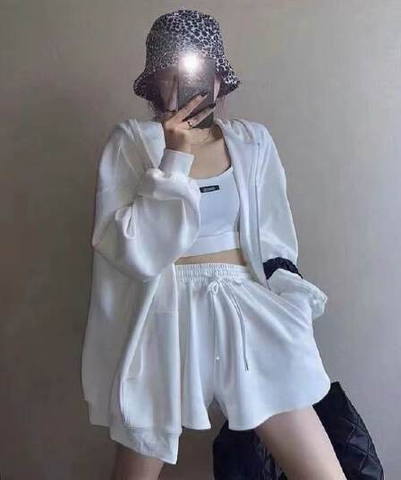 도파민 세 조각 여성 세트 작은 키 루즈핏 슬림해 보이는 캐주얼 재킷 조끼 반바지 연령 감소 스포츠 슈트