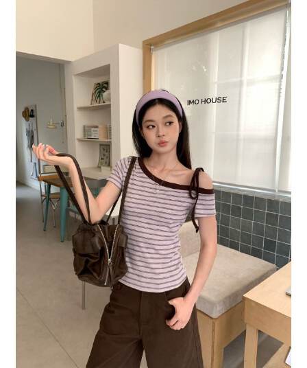 스트라이프 비스듬한 어깨 반팔 티셔츠 여름 한 부서 느긋한 센스 몸매 가꾸기 슬림해 보이는 오프숄더 작은 대중 맨위