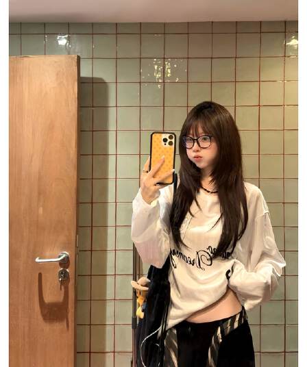 원본 원단 디지털 직분사 질감 센스 V넥 디자인 긴팔 티셔츠 여성 가을 겨울 맨위 ins