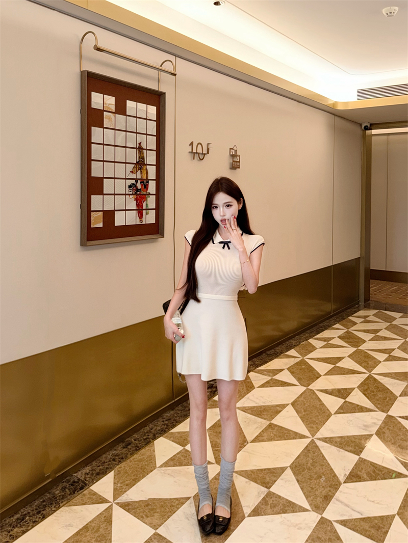우유 화이트 배색 POLO 칼라 허리 수축 슬림해 보이는 드레스
