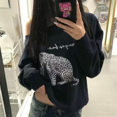 批发美式复古<b class='q'>印花</b>斜肩卫衣女秋冬宽松上衣