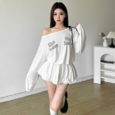 批发纯欲慵懒风<b class='q'>撞色</b>字母印花斜领露肩<b class='q'>连衣裙</b>女小众抽绳显瘦遮肉短裙