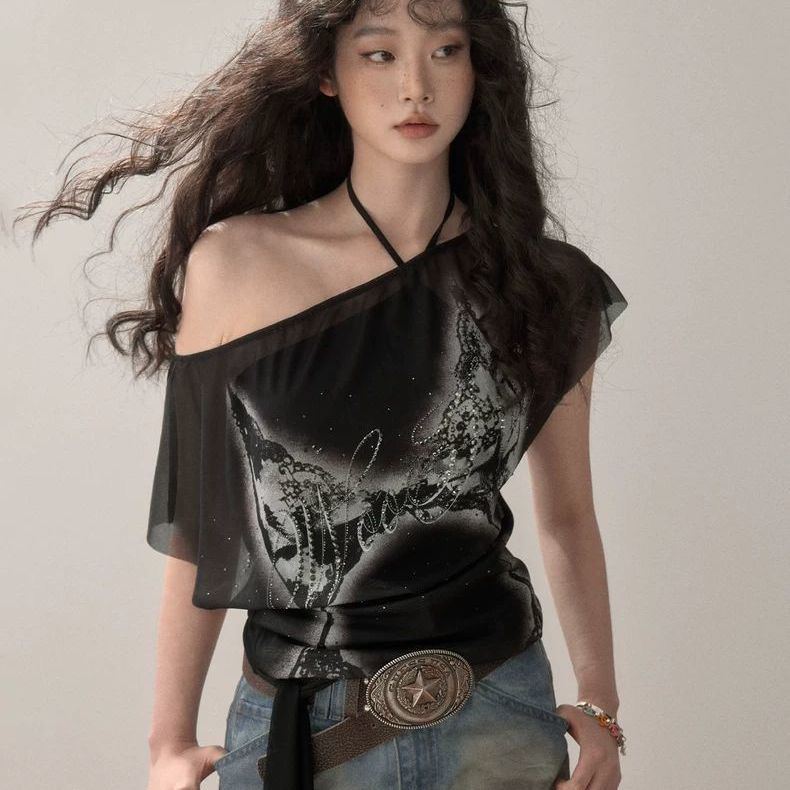 2026 여름 한 욕망 부서 chic 싱글 착용 맨위 디자인 센스 느긋한 바람 검정색 몸매 가꾸기 비스듬한 오프숄더 아름다운 티셔츠