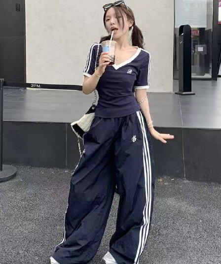 새로운 아메리칸 배색 스트라이프 V넥 자수 반팔 긴 바지 여성 2026 여름 몸매 가꾸기 슬림해 보이는 운동 바람 세트