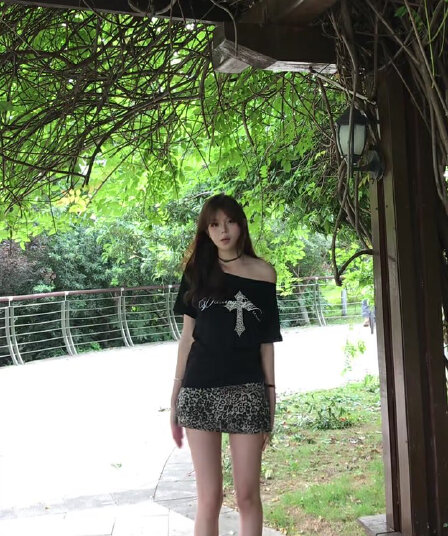 아메리칸 레트로 비스듬한 어깨 프린트 반팔 티셔츠